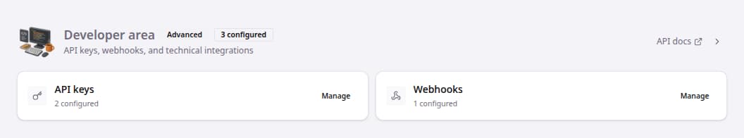 Developer area showing API key and webhook status cards.