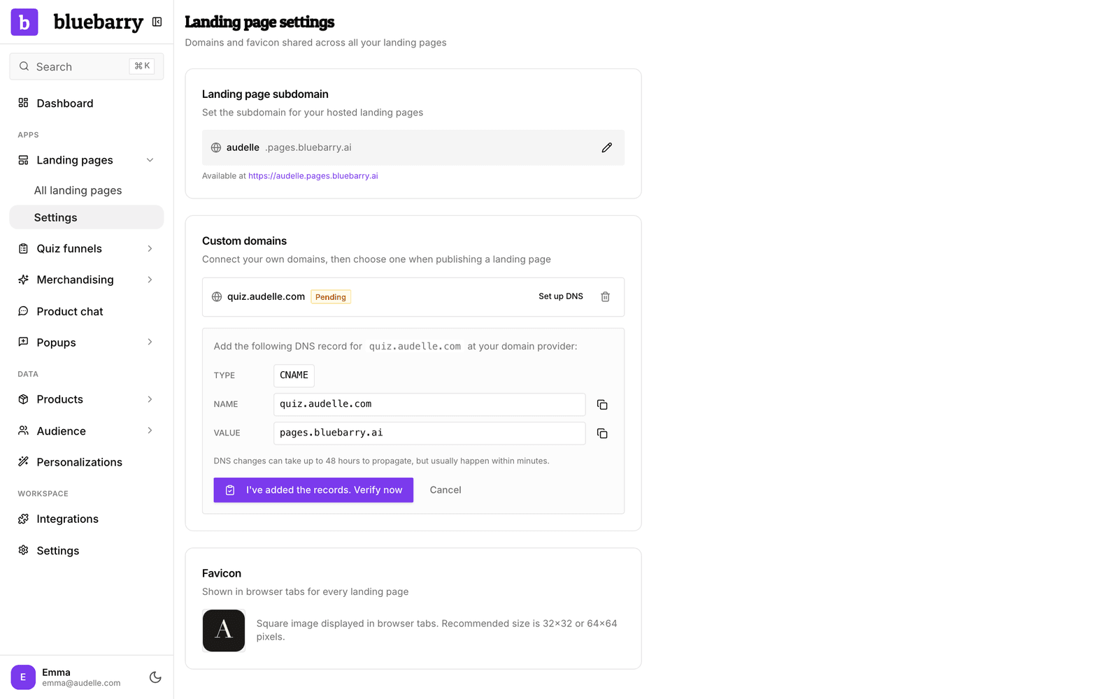 Instellingen voor landingspagina's met de kaart Custom domains, de DNS-records en de verificatieknop.